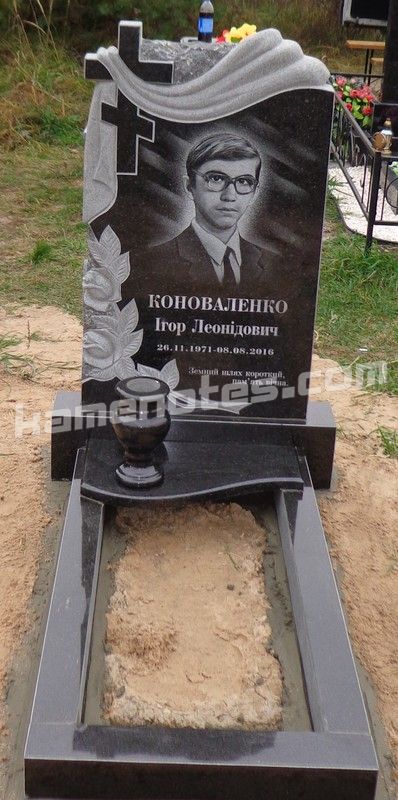 Гранітний хрест KR-057