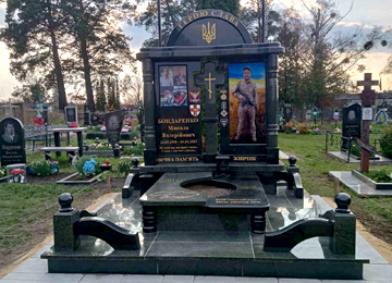 Пам'ятник воїну ЗСУ із зеленого граніту