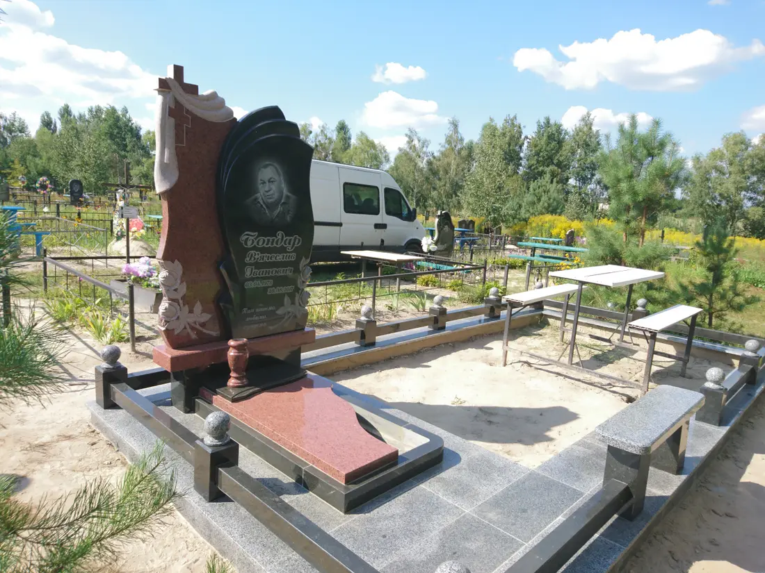 Подвійний пам'ятник KM-7452