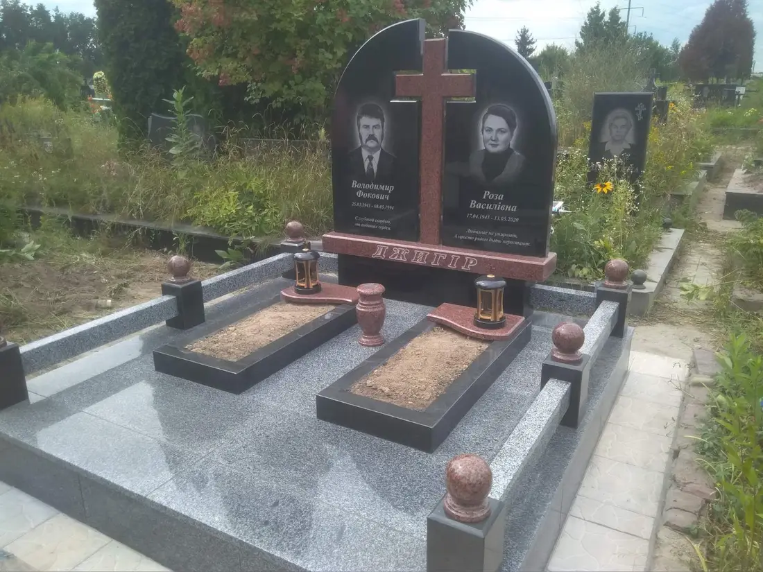 Подвійний пам'ятник KM-7460