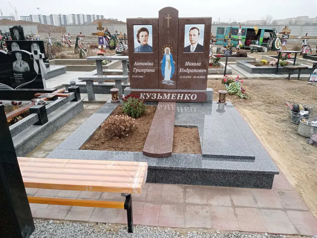Подвійний пам'ятник KM-7467