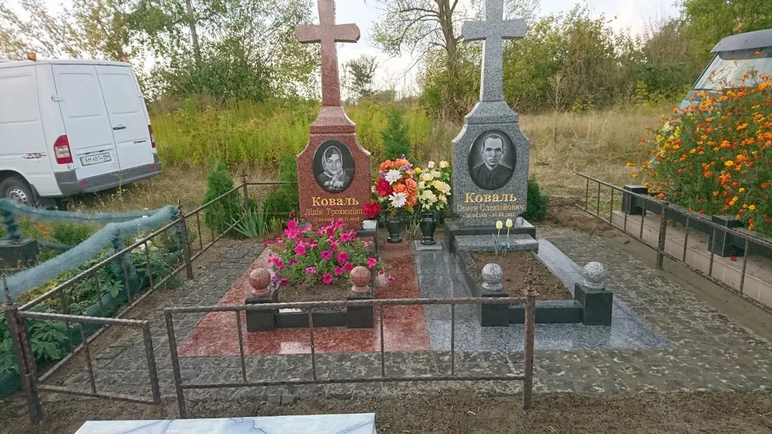 Подвійний пам'ятник KM-7468