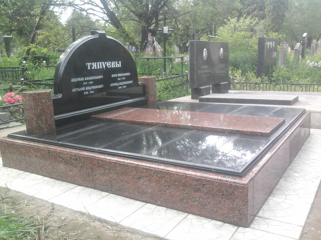 Подвійний пам'ятник KM-7479