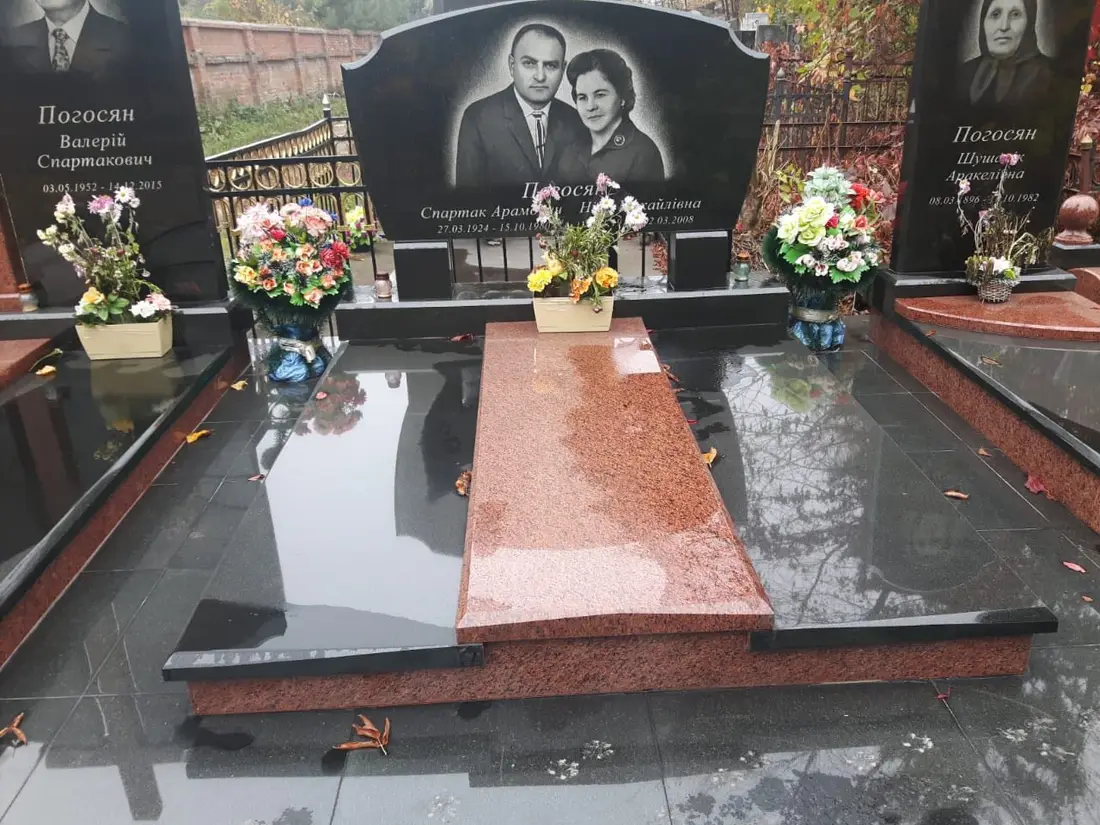 Подвійний пам’ятник KM-7494