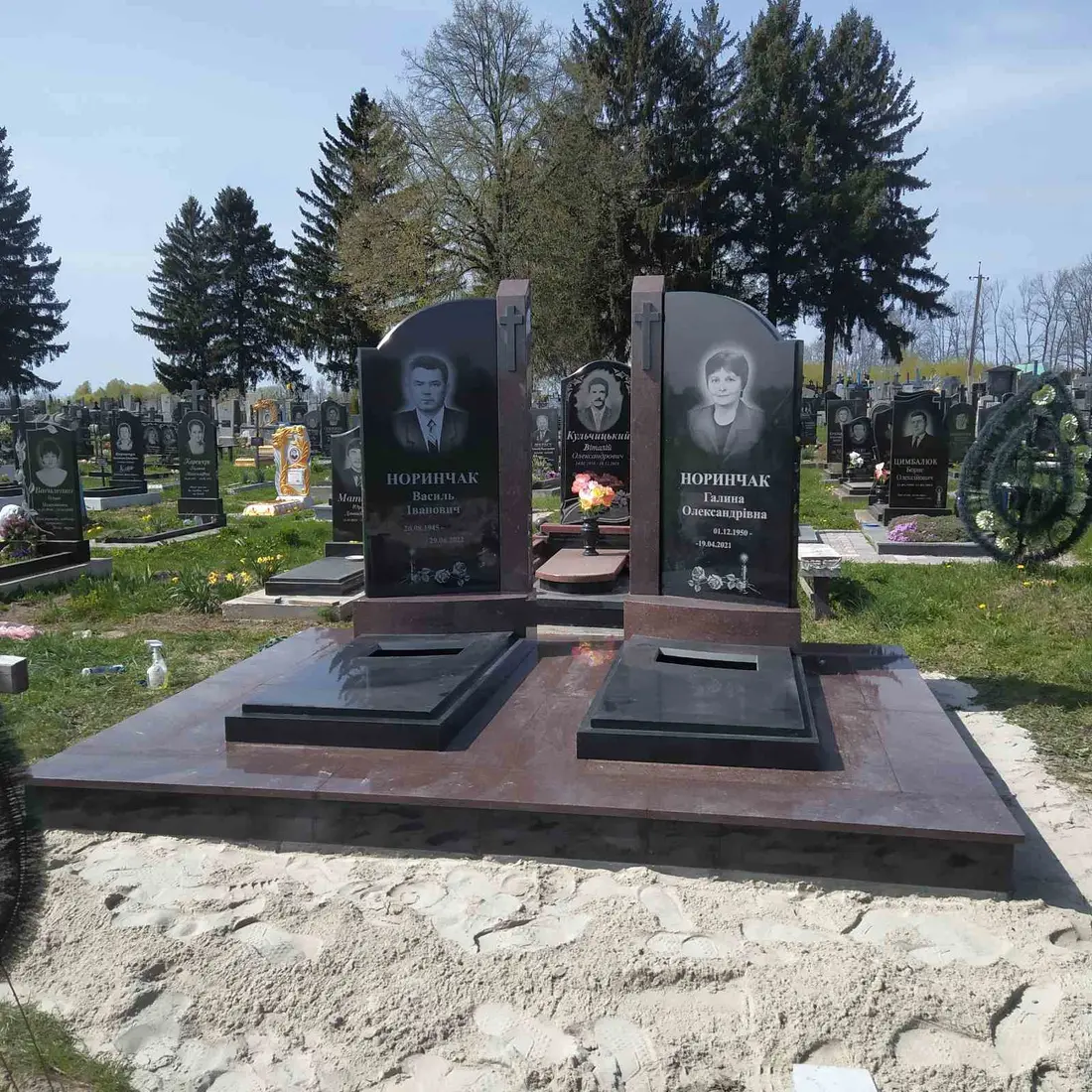Подвійний пам’ятник KM-7496