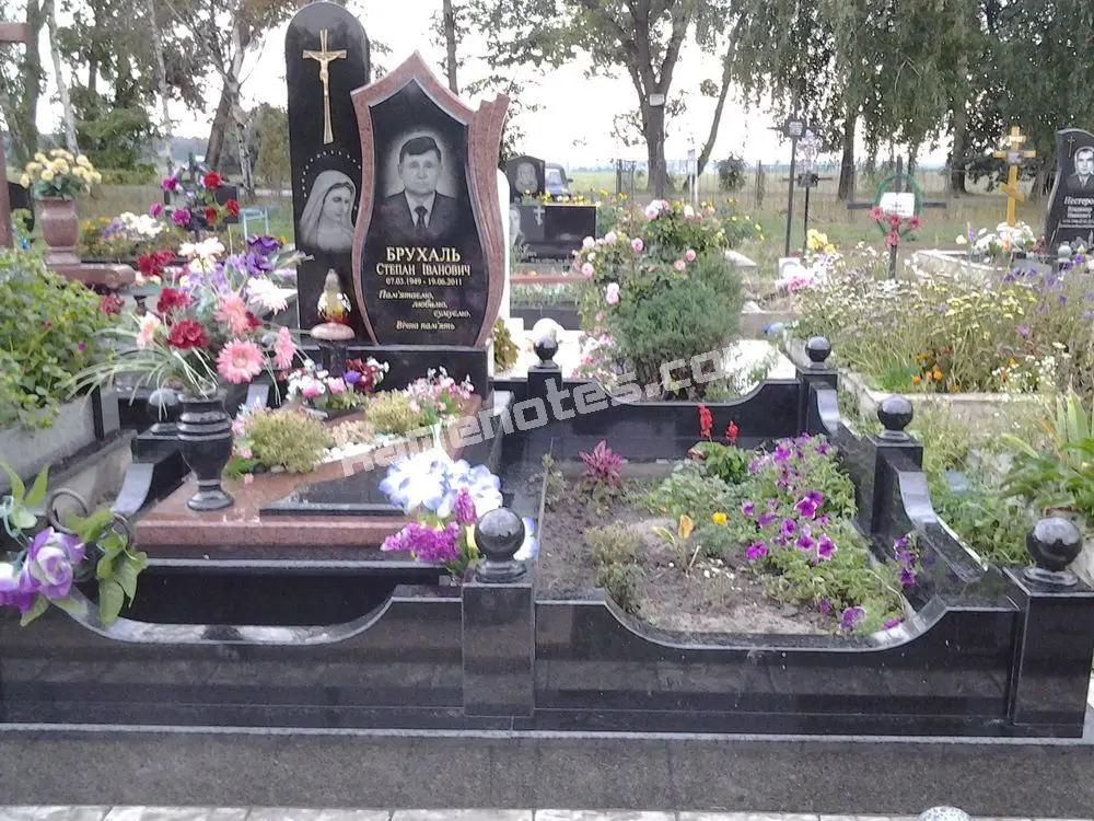 Подвійний пам’ятник KM-7510