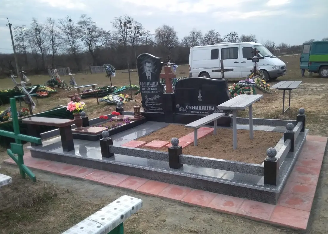 Подвійний пам’ятник KM-7519