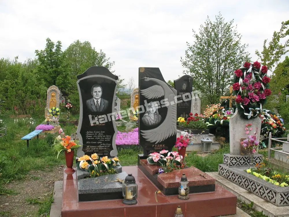 Подвійний пам’ятник KM-7584