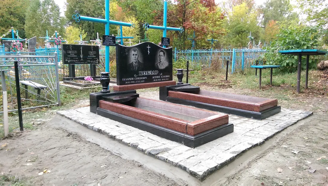 Подвійний пам’ятник KM-7668