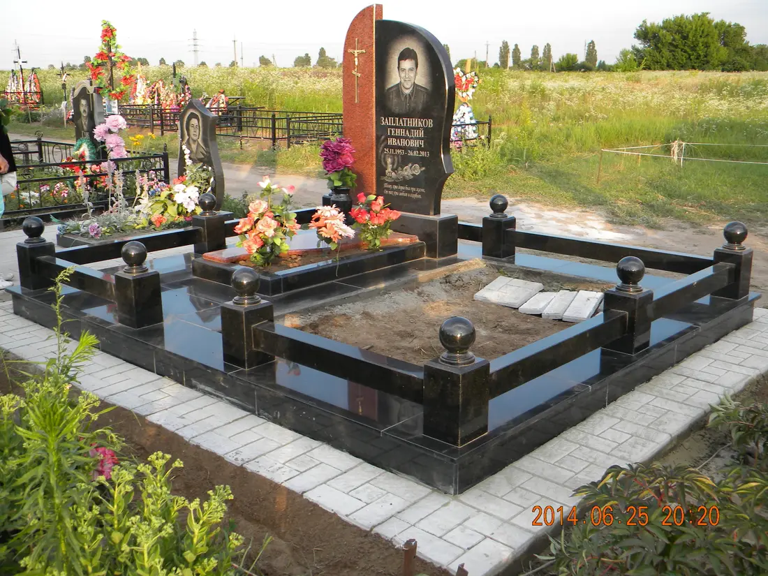 Подвійний пам’ятник KM-7677