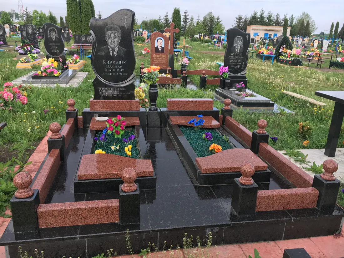 Подвійний пам’ятник KM-7686