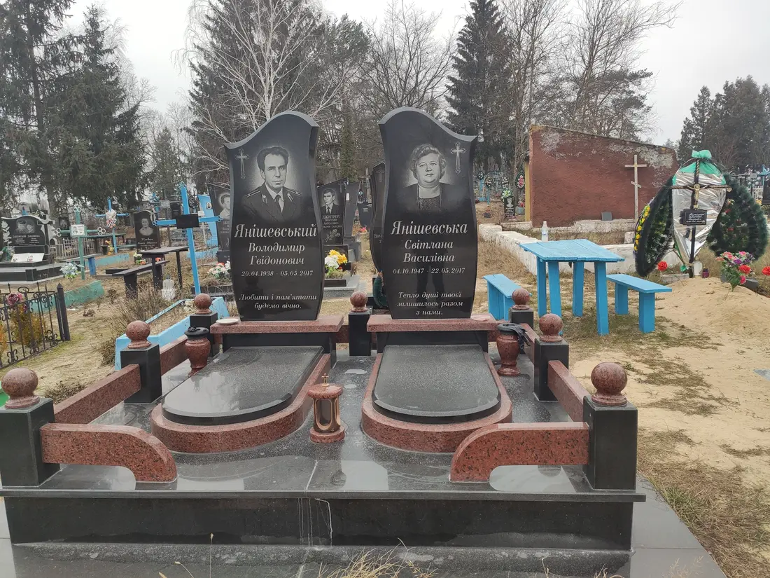 Подвійний пам’ятник KM-7688