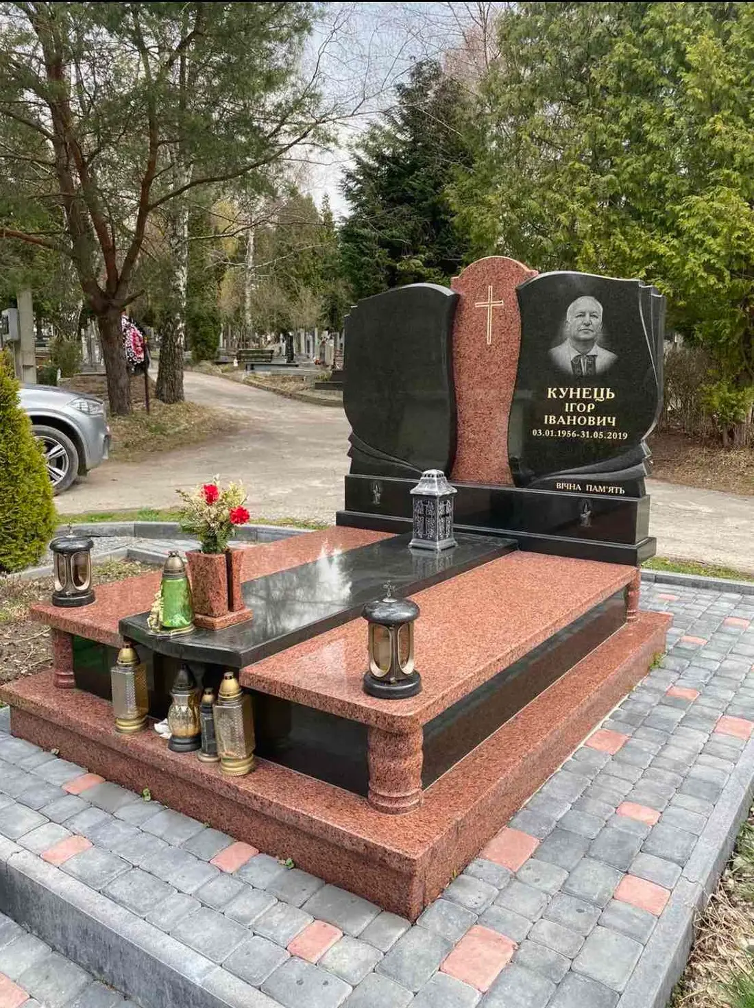 Подвійний пам’ятник KM-7700