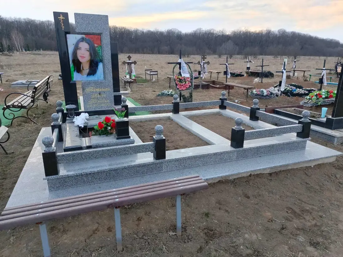 Подвійний пам’ятник KM-7701