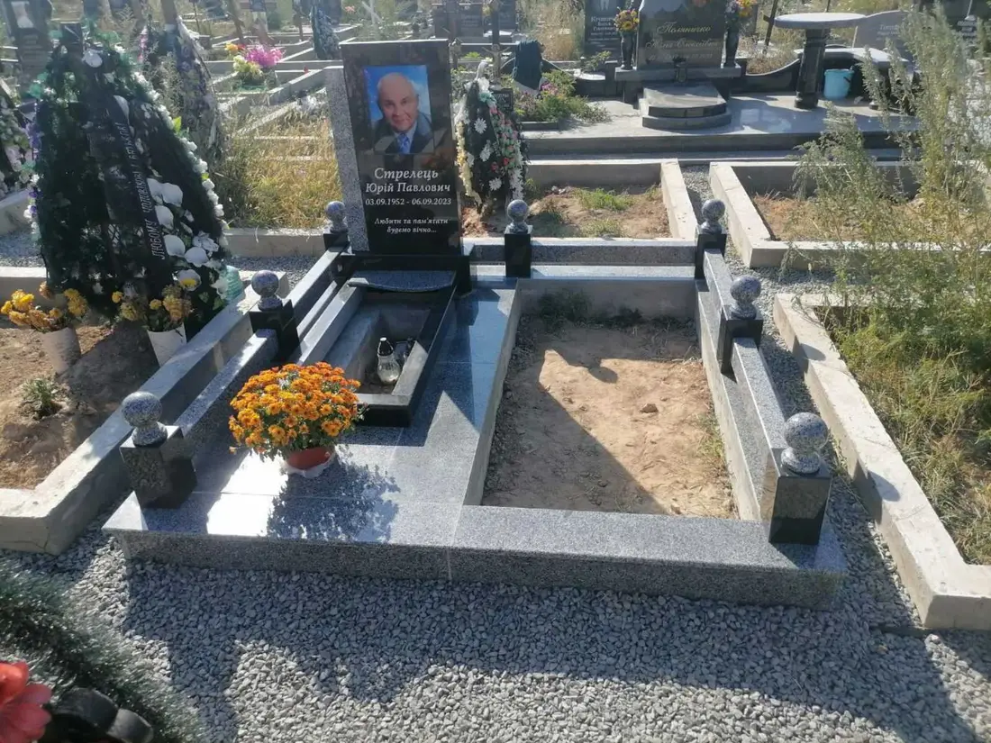 Подвійний пам’ятник KM-7702