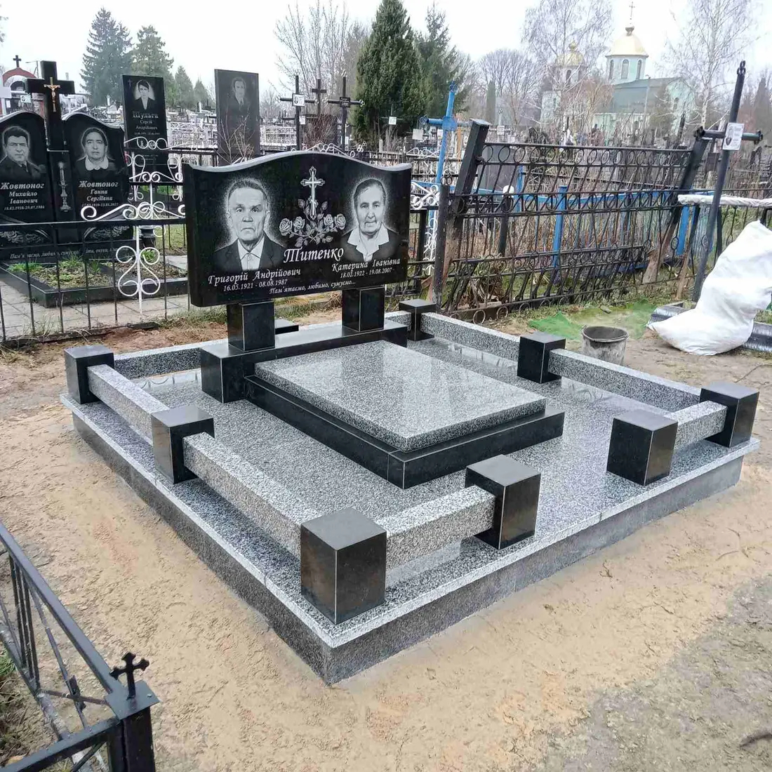 Подвійний пам’ятник KM-7704