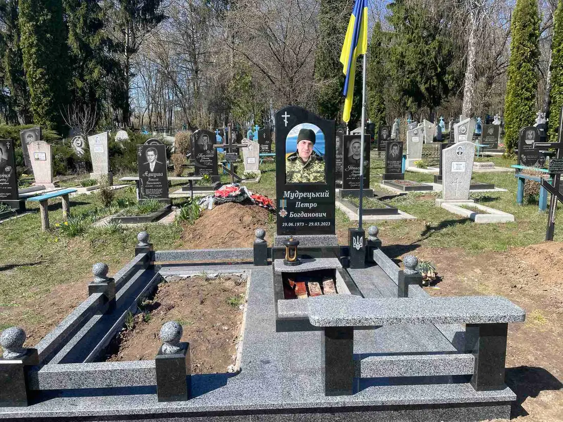 Подвійний пам’ятник KM-7707