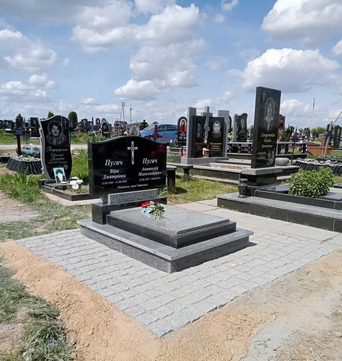 Подвійний пам’ятник KM-7715
