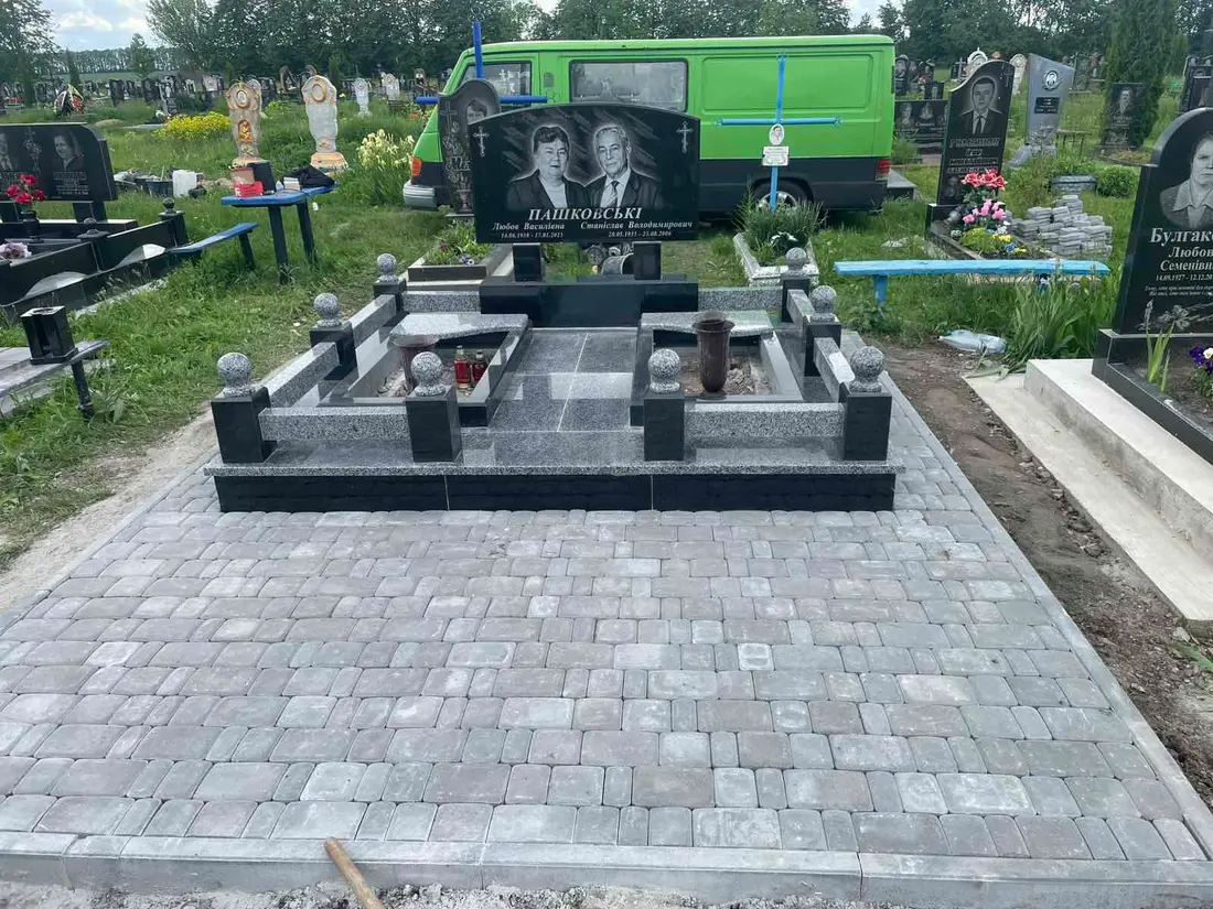 Подвійний пам’ятник KM-7718
