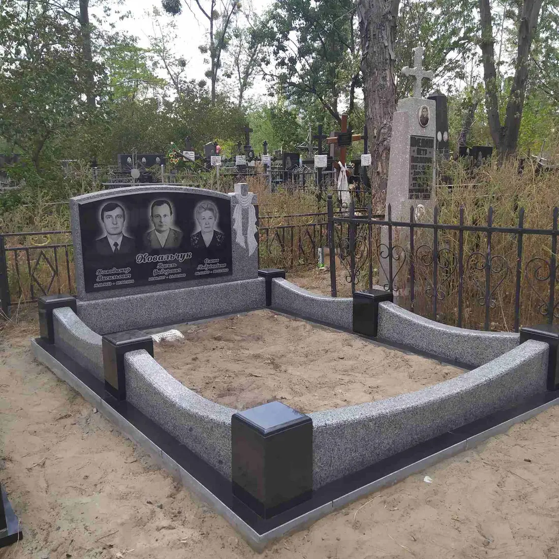 Подвійний пам’ятник KM-7721