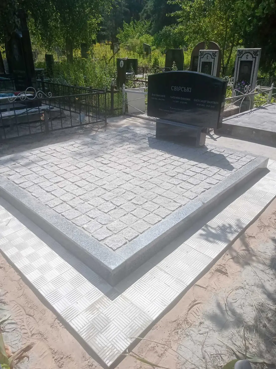 Подвійний пам’ятник KM-7723