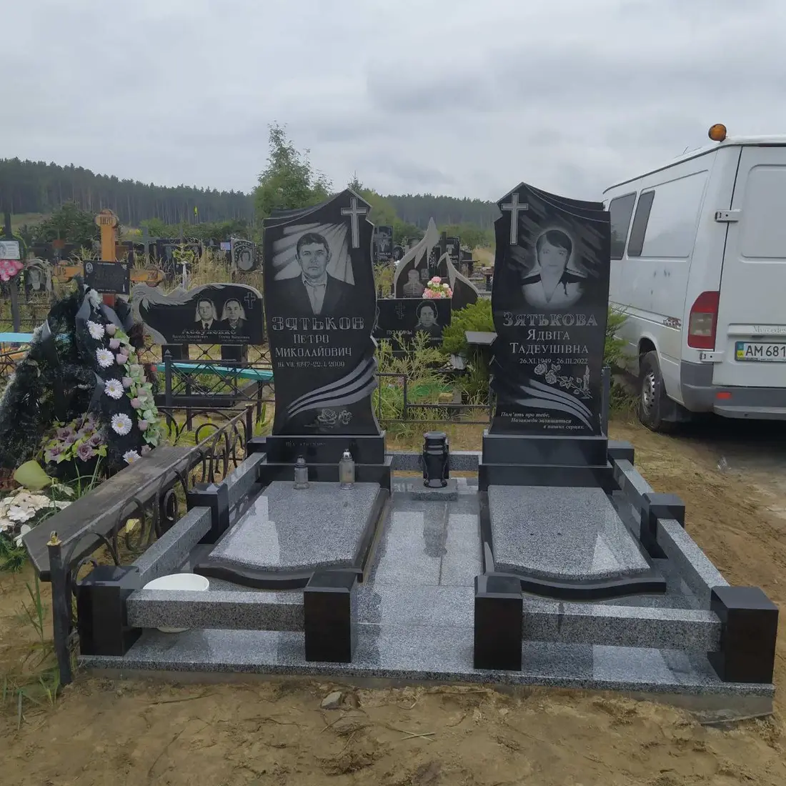 Подвійний пам’ятник KM-7724