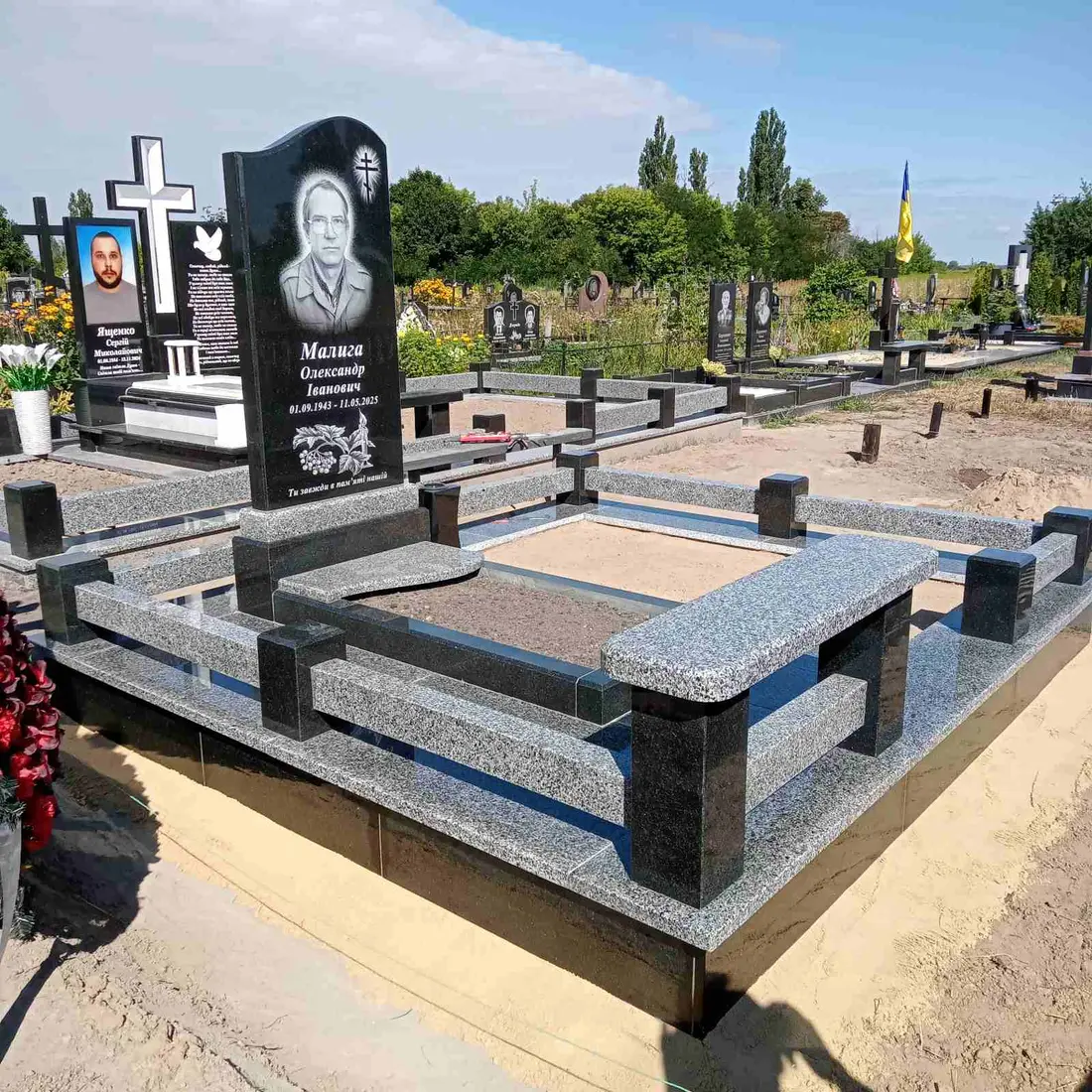 Подвійний пам’ятник KM-7733