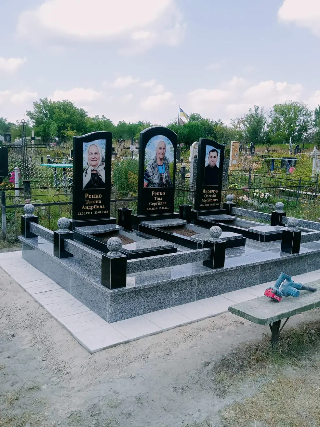 Подвійний пам’ятник KM-7734