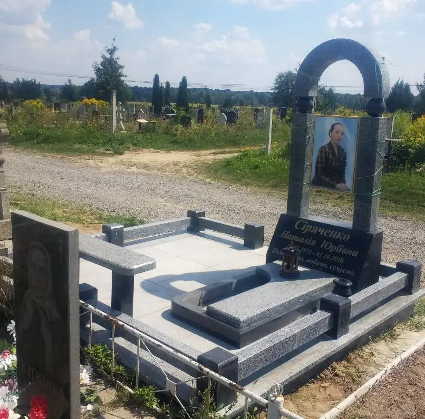 Подвійний пам’ятник KM-7749