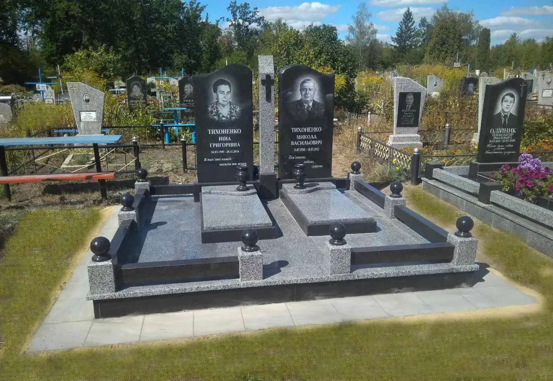 Подвійний пам’ятник KM-7758