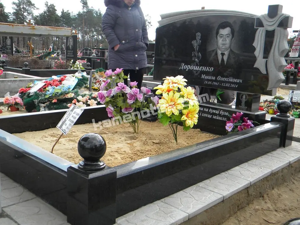 Подвійний пам’ятник KM-7761