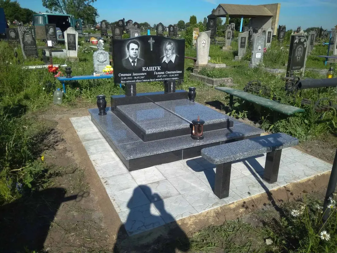 Подвійний пам’ятник KM-7774