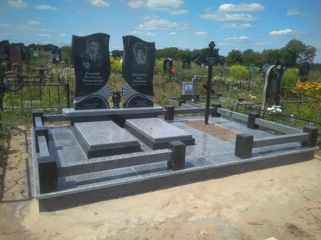 Подвійний пам’ятник KM-7776