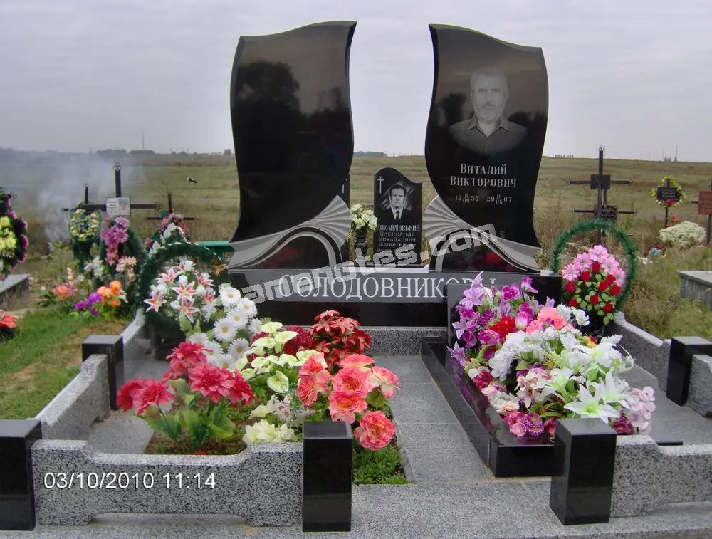 Подвійний пам’ятник KM-7779