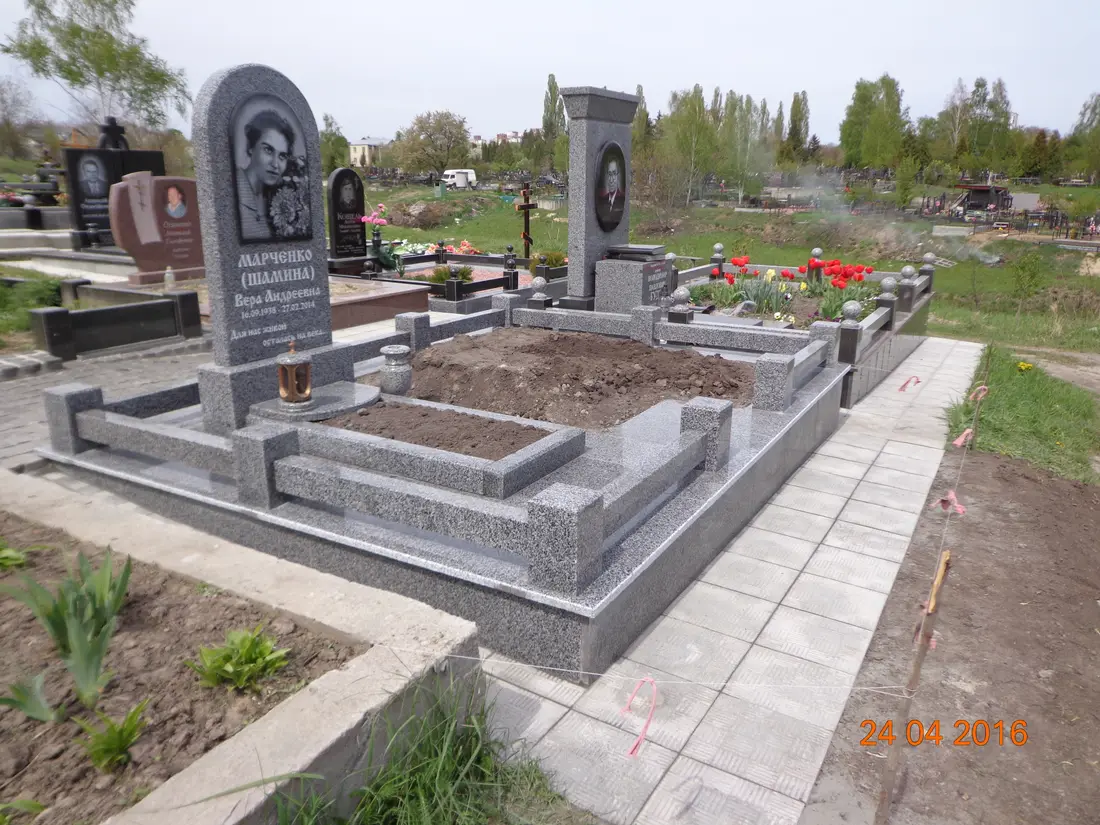 Подвійний пам’ятник KM-7781