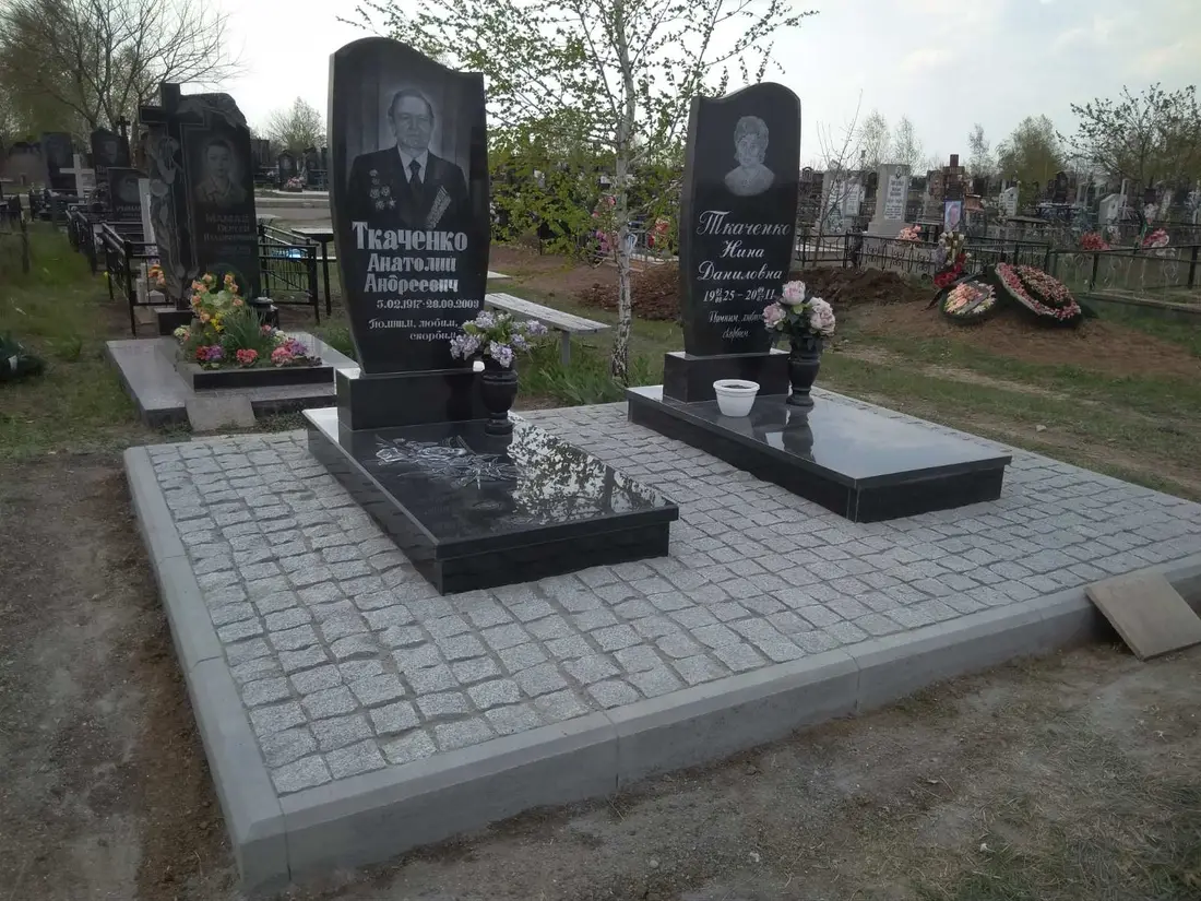 Подвійний пам’ятник KM-7790