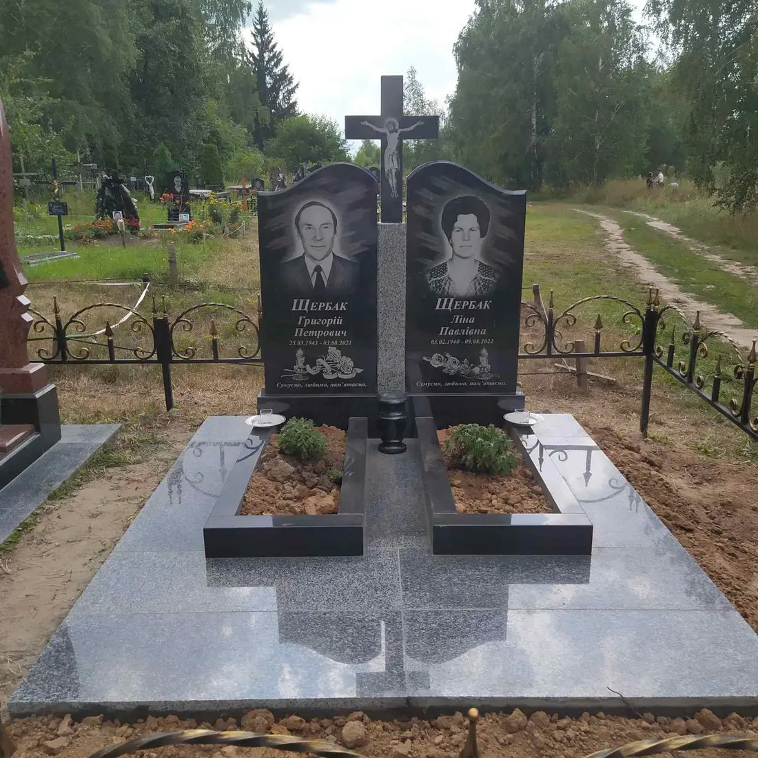 Подвійний пам’ятник KM-7799