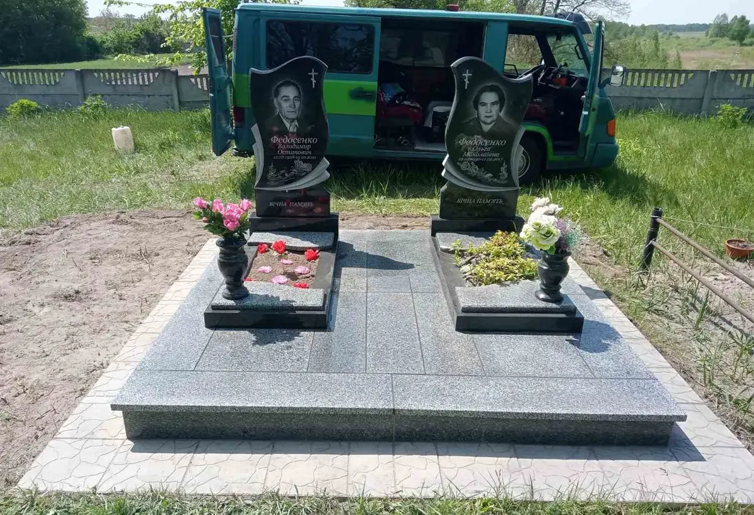 Подвійний пам’ятник KM-7803