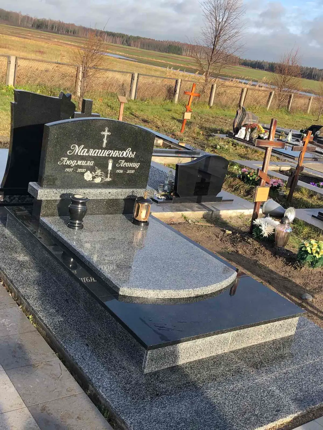 Подвійний пам’ятник KM-7818