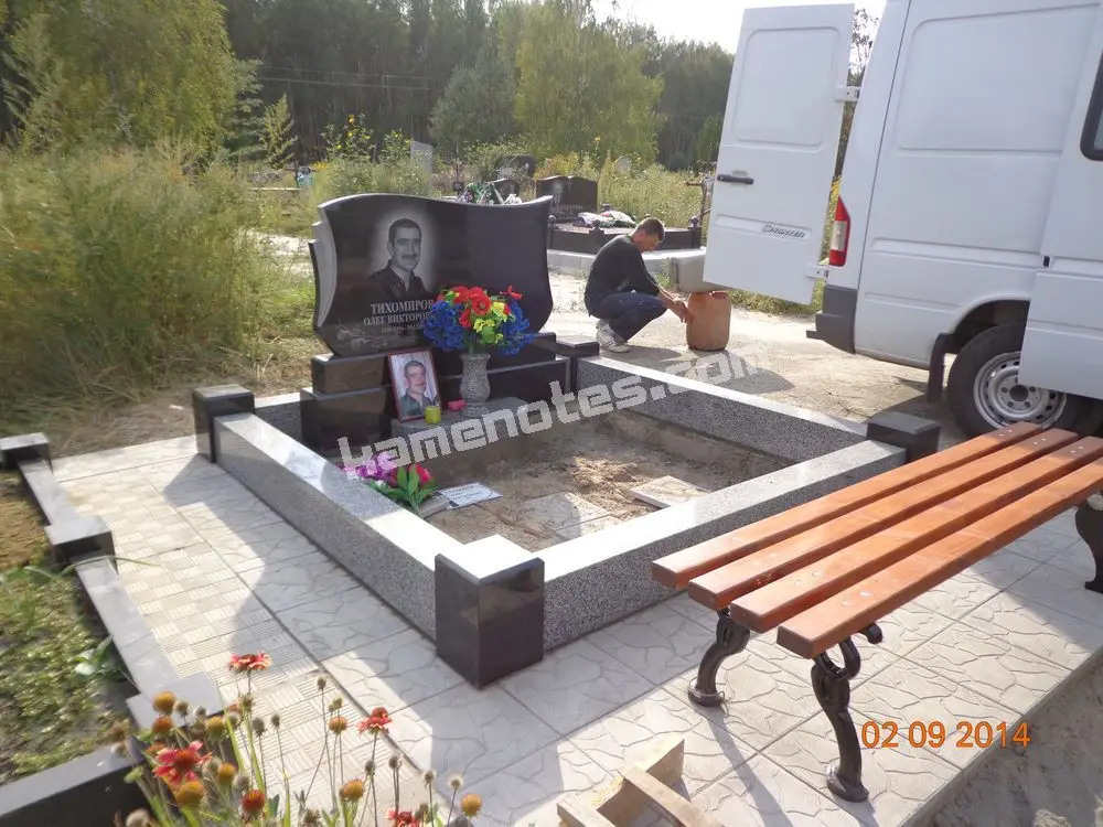 Подвійний пам’ятник KM-7823