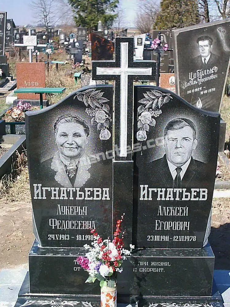 Подвійний пам’ятник KM-7828