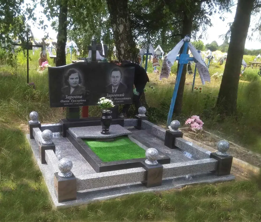 Подвійний пам’ятник KM-7846
