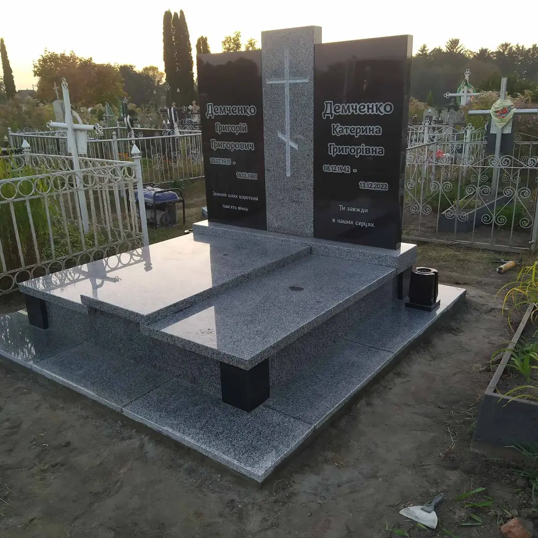 Подвійний пам’ятник KM-7848