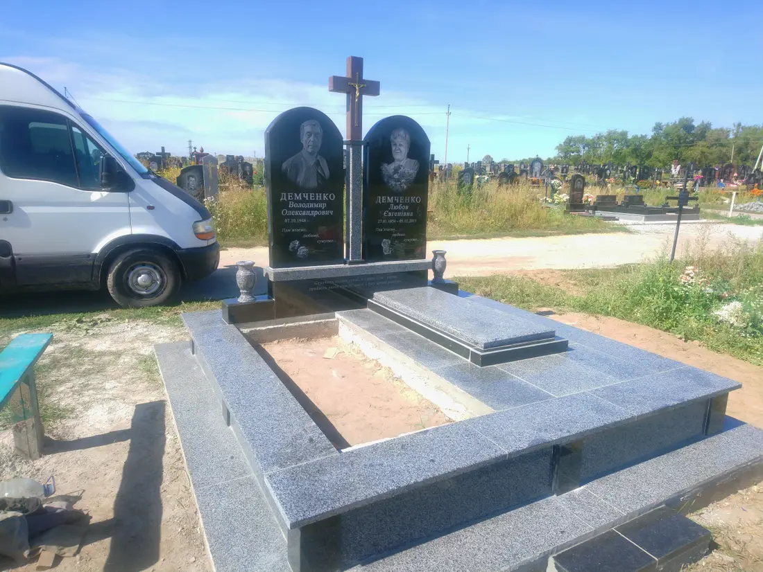 Подвійний пам’ятник KM-7849