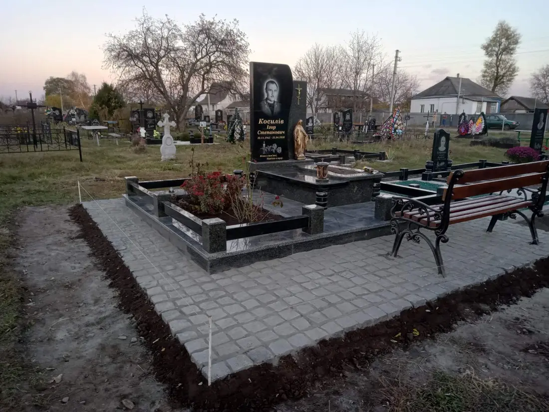 Подвійний пам’ятник KM-7851