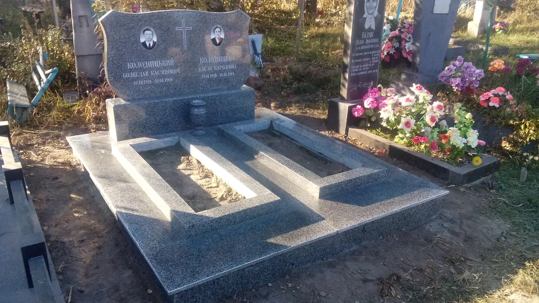 Подвійний пам’ятник KM-7856