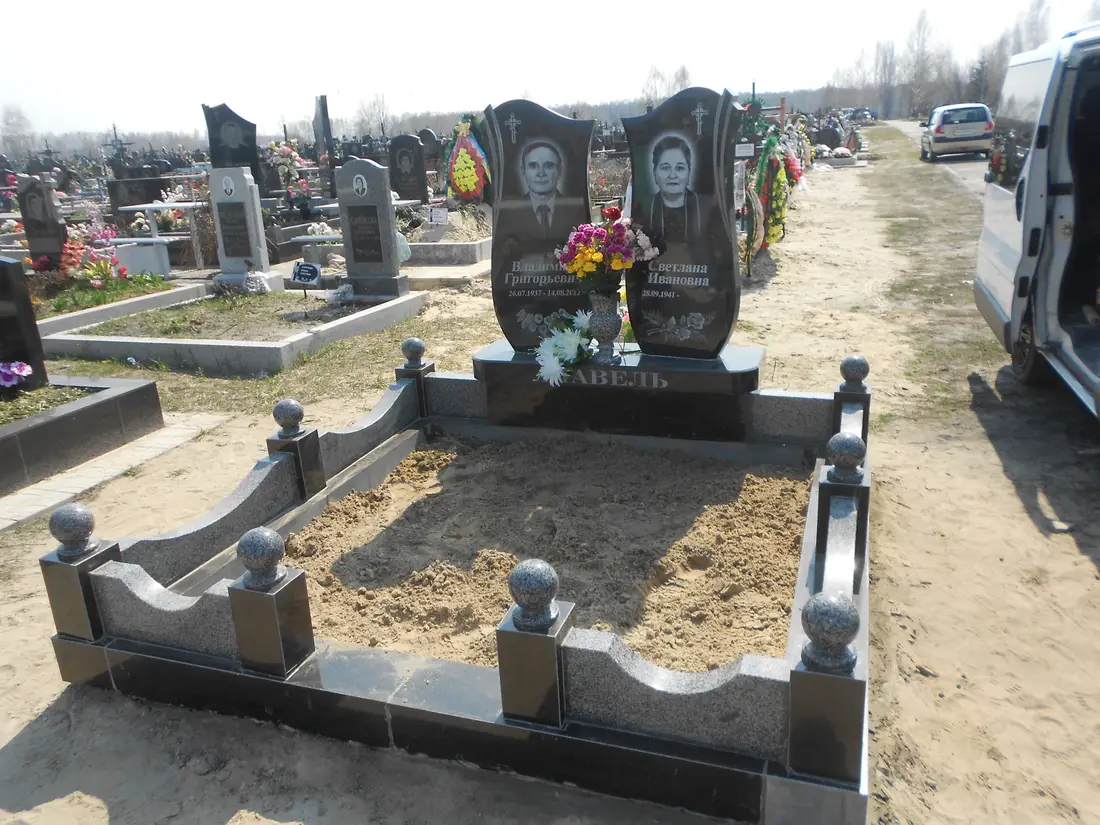 Подвійний пам’ятник KM-7858