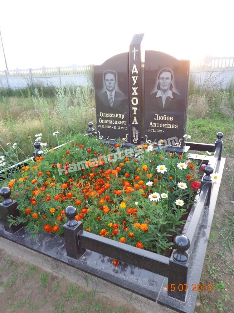 Подвійний пам’ятник KM-7864