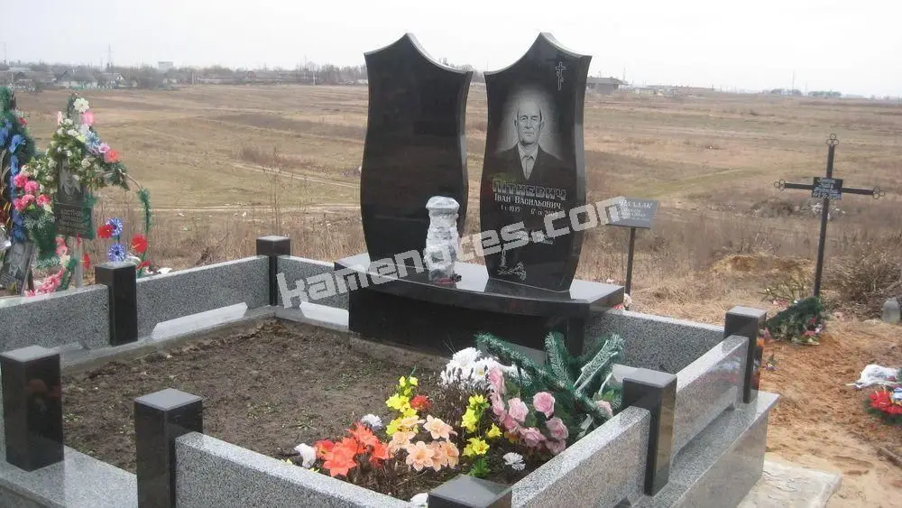 Подвійний пам’ятник KM-7873