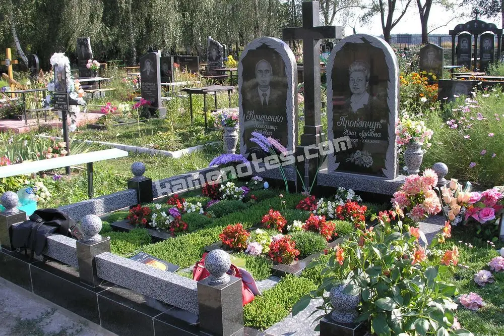 Подвійний пам’ятник KM-7891